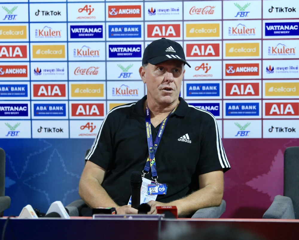 HLV Stajcic an ủi các học trò dẫu bị loại vẫn thắng đội bóng lớn Việt Nam số một Đông Nam Á. Ảnh: ANH PHƯƠNG.