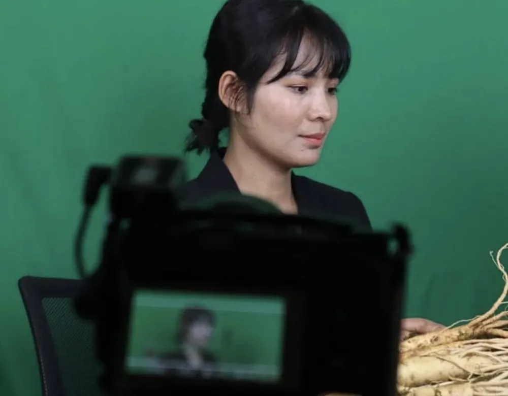 Pheavy không hề giấu diếm thân phận của mình sinh trưởng trong một gia đình nông dân trồng sắn nghèo...