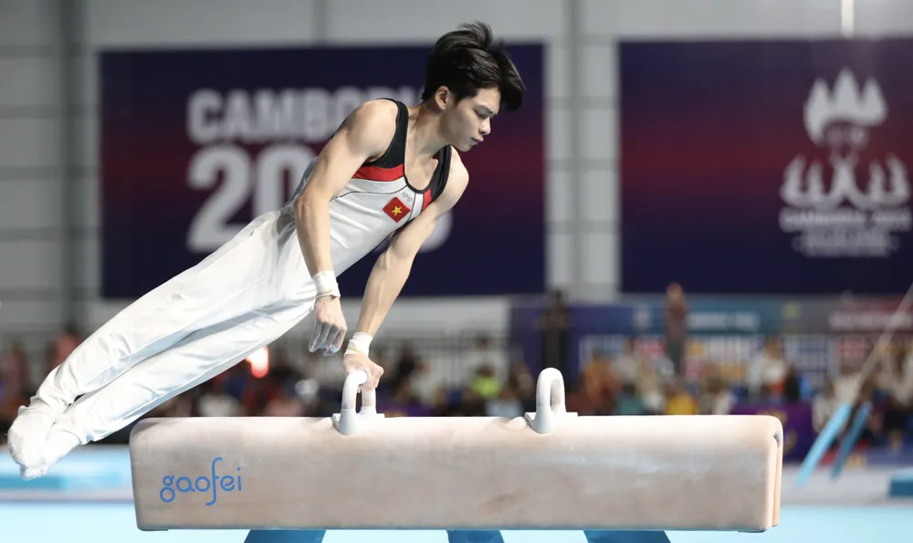 Sau khi đồng đội Khánh Phong đánh bại nhà vô địch thế giới, Xuân Thiện vô địch ở nội dung Ngựa vòng. Ảnh: ANH PHƯƠNG.