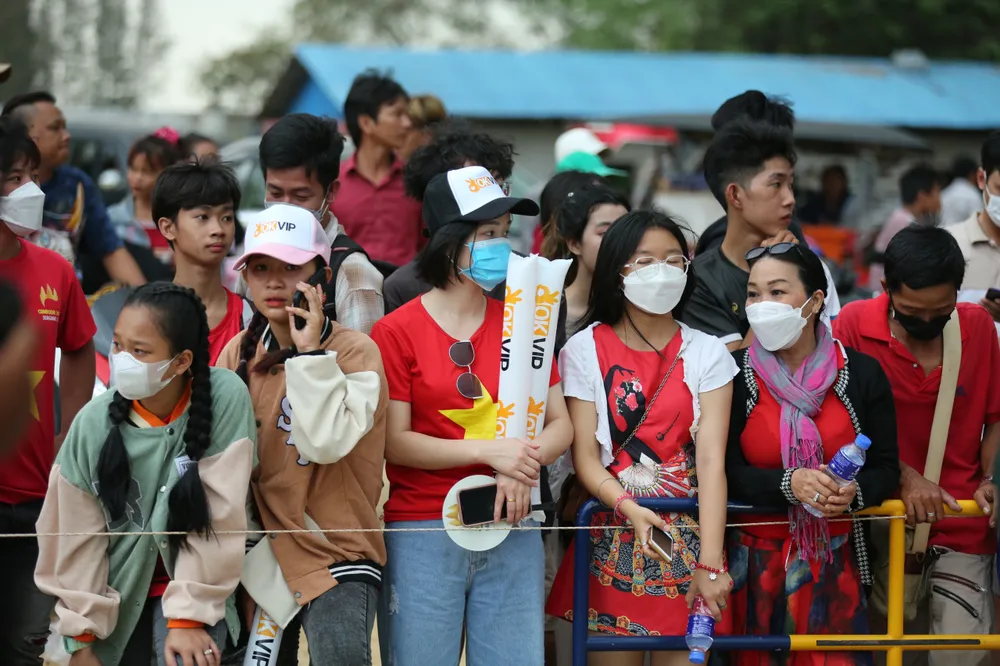 Cổ động viên Việt Nam đông đảo ở Campuchia với tình yêu bóng đá cuồng nhiệt. Ảnh: ANH PHƯƠNG.