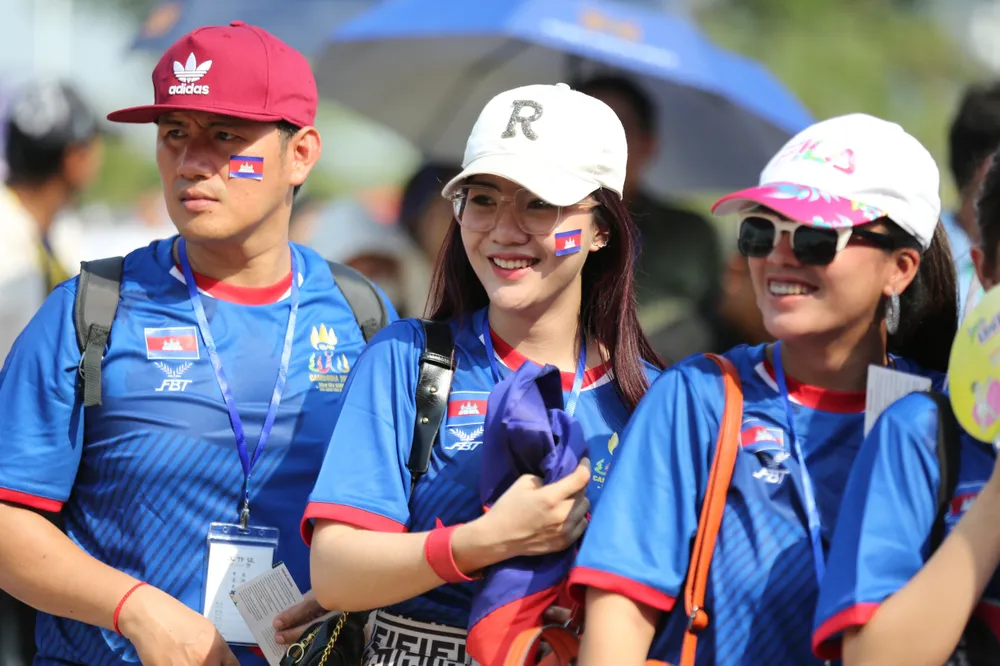 Các cổ động viên Campuchia bên cạnh sự nồng nhiệt với thầy trò Honda cũng là những &quot;fan lớn&quot; của bóng đá Việt Nam. Ảnh: ANH PHƯƠNG.