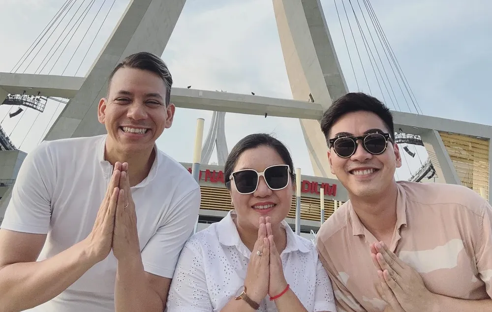 Chị Ty Ty và bạn bè tại sân vận động Morodok Tecno...