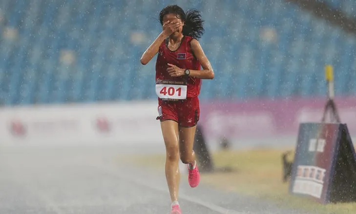 Hình ảnh Bou Samnang vừa chạy một mình vừa khóc trong cơn mưa xối xả gây xúc động trong lòng người hâm mộ. Ảnh: PNP.