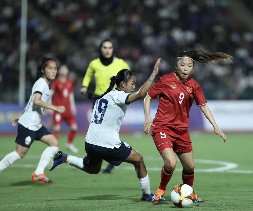 Chân sút Huỳnh Như có bàn ấn định 4-0 cho tuyển nữ Việt Nam ở phút 90. Ảnh: ANH PHƯƠNG.