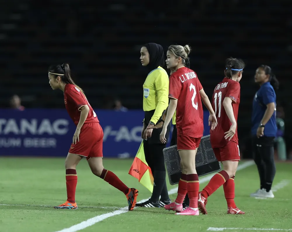 Các trụ cột tuyển nữ Việt Nam lần lượt vào sân ở hiệp hai để duy trì cảm giác. Ảnh: ANH PHƯƠNG.