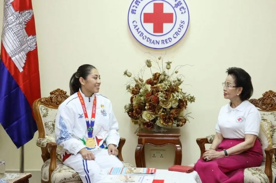 Nữ võ sĩ xinh đẹp Jessa Khan ủng hộ quỹ của Hội Chữ thập đỏ Campuchia số tiền 1.000 USD từ phần thưởng SEA Games 32 của mình. Ảnh: PNP.