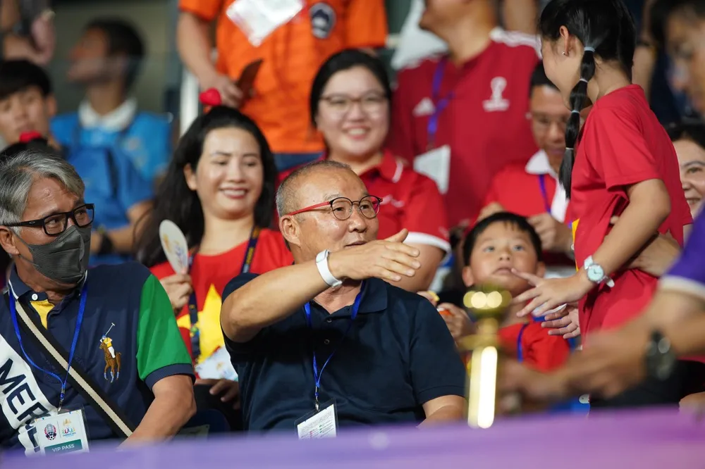 HLV Park Hang-seo không ngồi trên khán đài VIP như ở sân Prince mà ngồi cùng khán giả tại sân Olympic xem một số học trò cũ thi đấu với Indonesia. Ảnh: ANH PHƯƠNG.