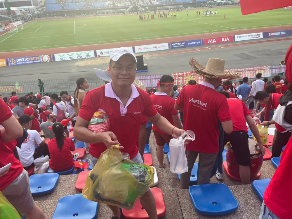 Một số CĐV chia sẻ, sau khi chứng kiến sau những trận đấu vòng bảng ở sân Prince vẫn còn vương vãi nhiều rác bẩn quá, họ nhắc nhau trận bán kết mang theo bịch dọn dẹp khán đài cho sạch sẽ. Trong ảnh là Hà Minh Biên - phó Giám đốc trung tâm B2C Metfone nêu gương cho các nhân viên của mình noi theo.