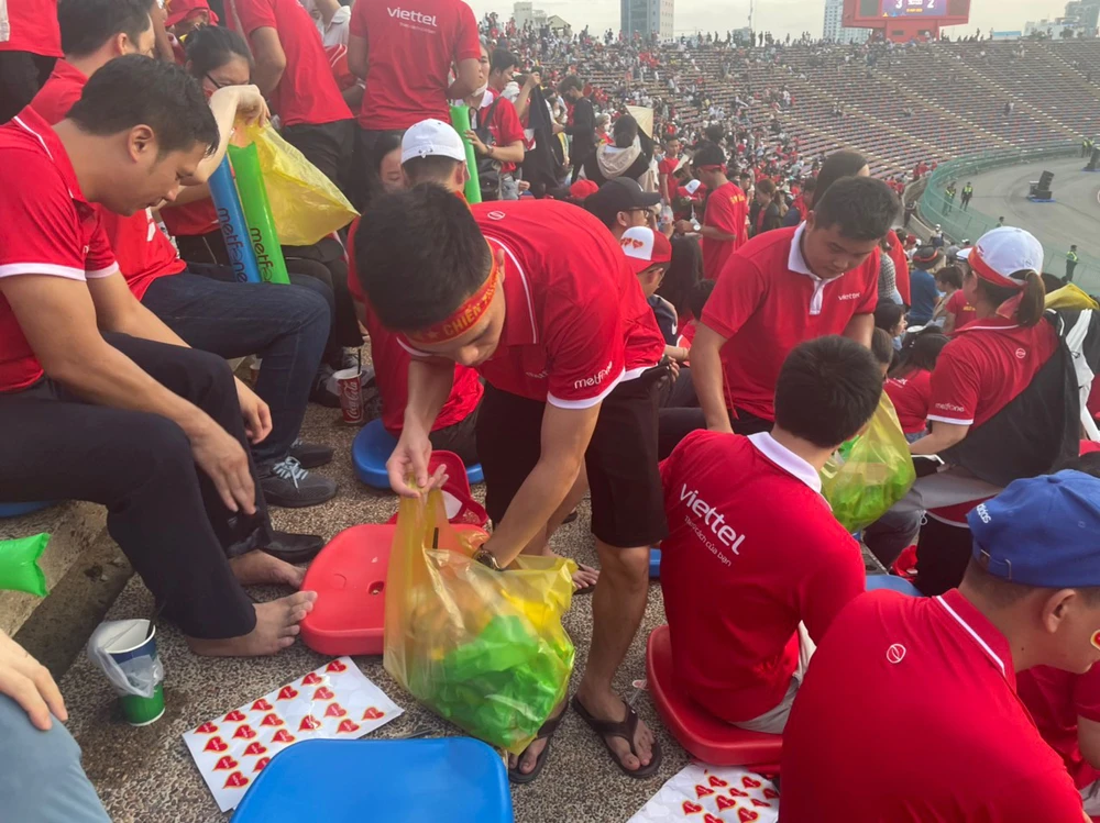 Mặc dù rất buồn sau khi đội bóng yêu mến của mình tan vỡ tham vọng vào chung kết và giành huy chương vàng như lời hứa của thầy trò Troussier, các CĐV vẫn cùng nhau dọn dẹp sạch sẽ khán đài như để vơi đi nỗi đau.