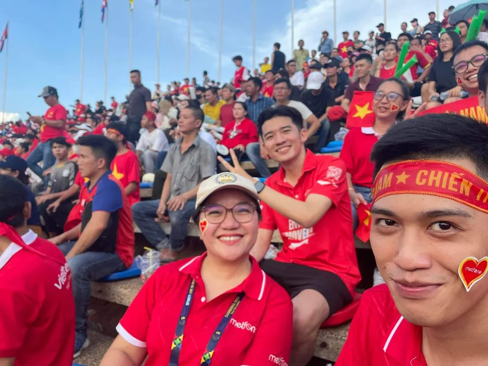 Chị Quý, kiều bào Việt Nam đã sinh sống và làm việc tại Campuchia hơn 10 năm là một cổ động viên cuồng nhiệt của thầy trò Troussier.