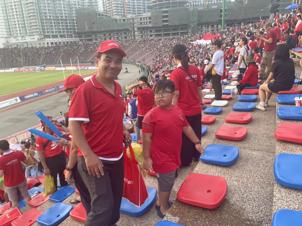 Ông bố Ing Sochivorn sau khi đội nhà Campuchia sớm dừng chân ở vòng bảng đã đưa con trai Ing Chen Andy đến sân cổ vũ cho đội tuyển U-22 Việt Nam.
