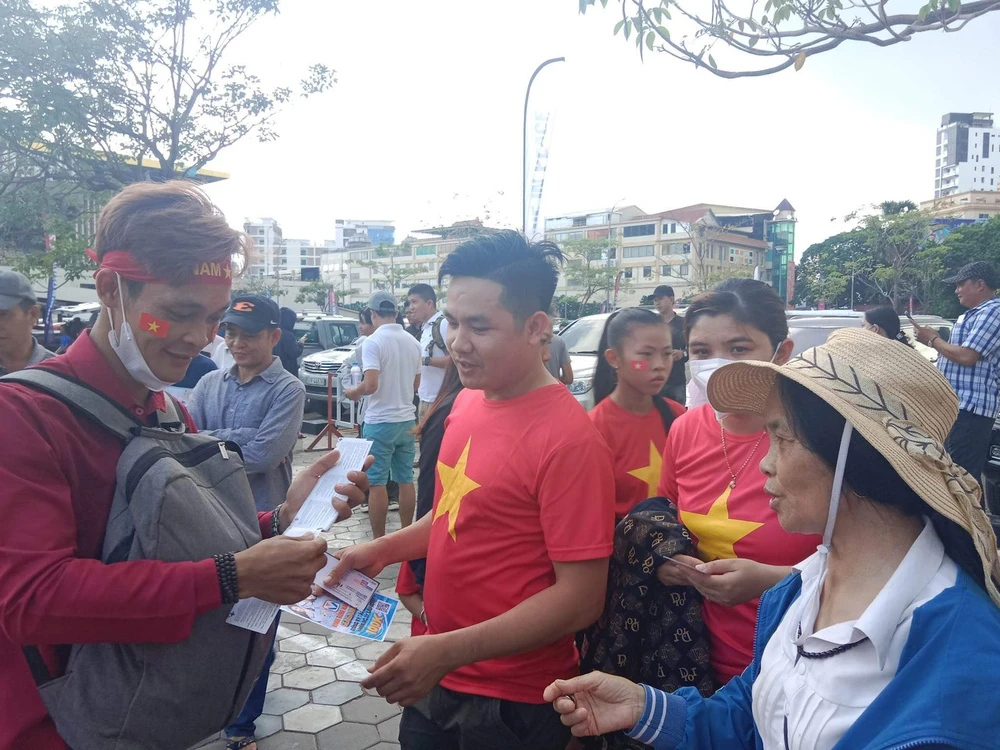 Bạn trẻ Lưu Anh Thụy sinh năm 1993 ở thủ đô Phnom Penh, tên tiếng Khmer là Sok Roth Thy rành hai thứ tiếng và rất sốt sắng chia sẻ vé xem miễn phí cho kiều bào Việt Nam đang làm việc, sinh sống tại Campuchia.