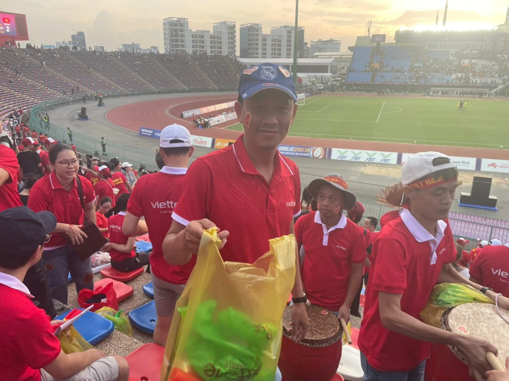 Tất cả đều tự nguyện dọn rác trên tinh thần vui vẻ...