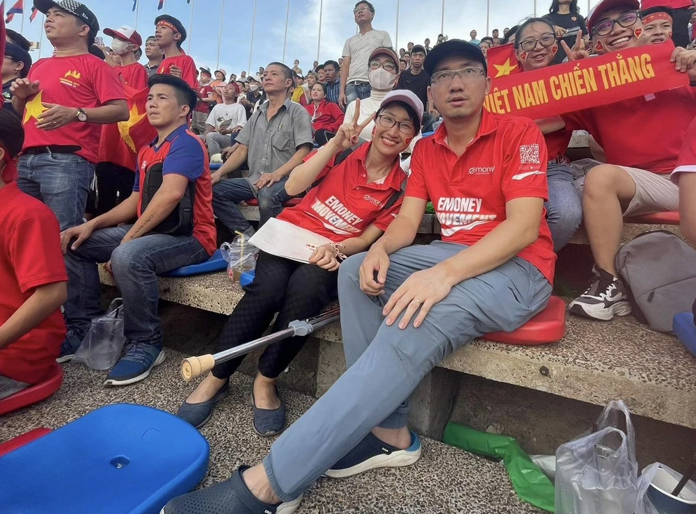 Anh Vũ Tuấn Long, Tổng Giám đốc công ty eMoney có trụ sở tại Campuchia dù cái chân bó bột vẫn chống nạng đến sân Olympic cổ vũ nồng nhiệt cho đồng hương trẻ thi đấu.
