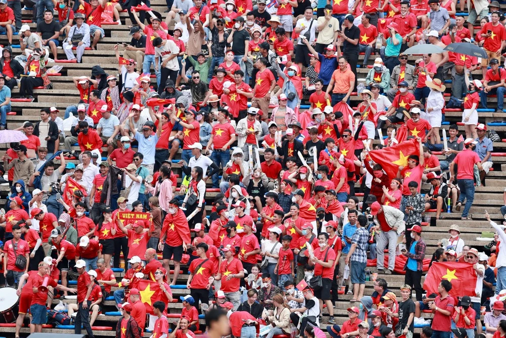 Đông đảo cổ động viên Việt Nam và Campuchia yêu mến thầy trò Troussier mặc áo đỏ với số lượng áp đảo CĐV đội bạn, bất chấp cầu thủ Indonesia mặc áo... màu đỏ.