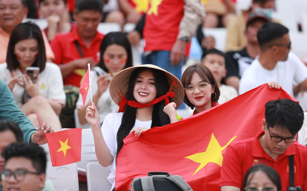 Đông đảo cổ động viên Việt Nam có mặt trên sân Olympic cổ vũ cho thầy trò Troussier nhưng tiếc cho họ không thể vượt qua trận bán kết SEA Games 32. Ảnh: ANH PHƯƠNG.