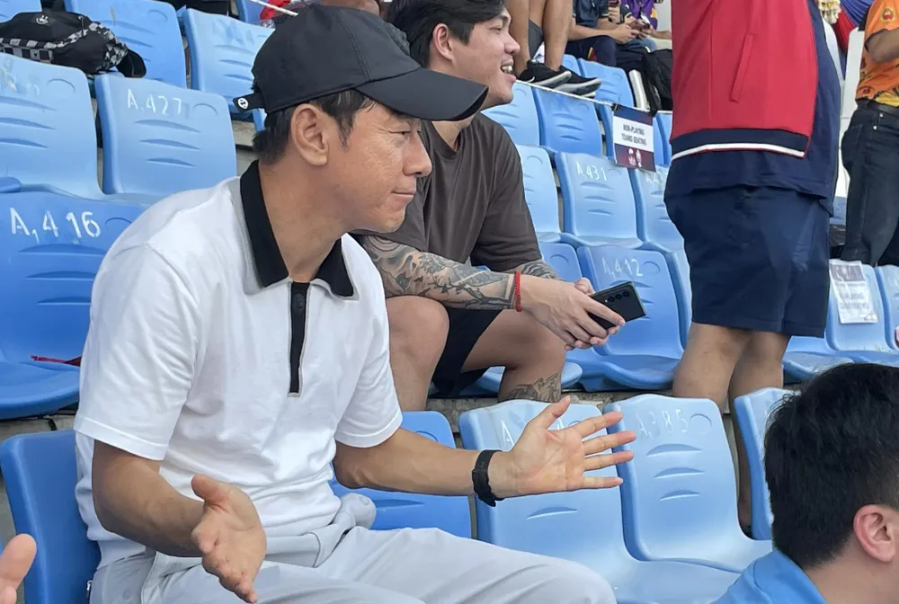 HLV Shin Tae-yong vỗ tay chúc mừng U-22 Indonesia qua mặt U-22 Việt Nam ở bán kết SEA Games 32. Ảnh: CÔNG TUẤN.