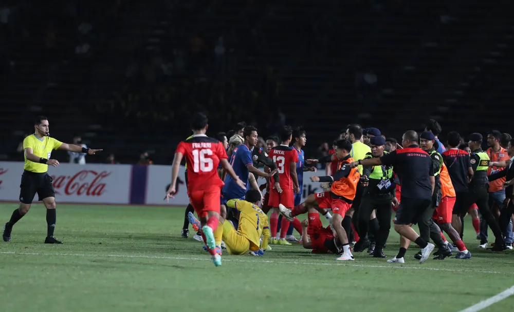 Cầu thủ Thái Lan và Indonesia cả chính thức lẫn dự bị cùng nhiều thành viên khác lao vào nhau như những con thiêu thân, trong lúc tiếng còi của trọng tài cũng trở nên vô dụng.