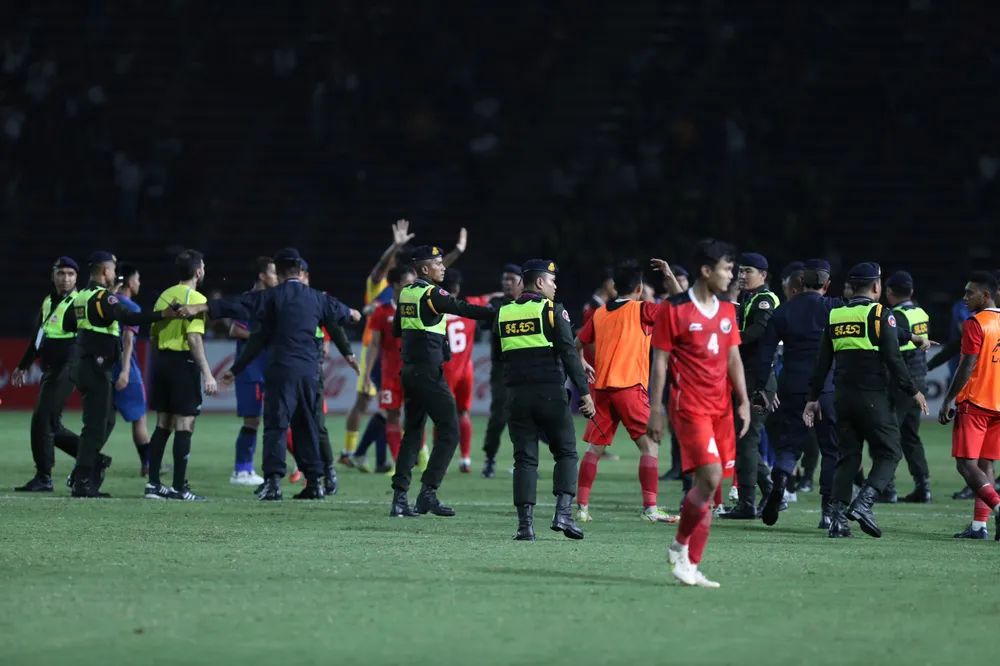 Sau vài phút hỗn chiến, cảnh sát Campuchia đã vãn hồi trật tự trong sự kinh hoàng của hàng chục ngàn cổ động viên Thái Lan và Campuchia trên khán đài sân Olympic không hiểu chuyện gì xảy ra.