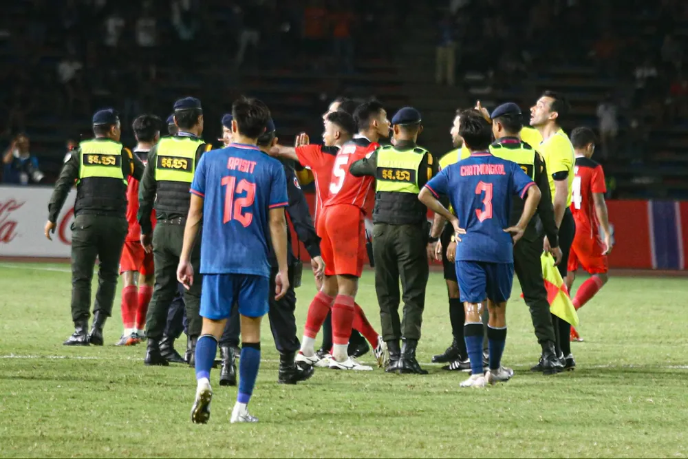 Kịch tính đã xảy ra phút bù giờ cuối cùng của hiệp hai, Yotsakon Burapha đã ghi bàn vào lưới Indonesia san bằng 2-2. Chỉ trước đó vài chục giây, HLV Sandra Sjafri nhầm lẫn tiếng còi thổi phạt của trọng tài thành còi tan trận, khiến ông và các trợ lý, cầu thủ dự bị Indonesia chạy vào sân ăn mừng chiến thắng.