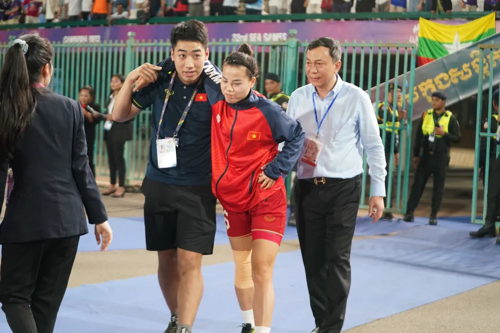 Nữ trung vệ Thúy Nga bị chấn thương phải rời sân và sau đó lên xe cấp cứu nhập viện. Ảnh: ANH PHƯƠNG.