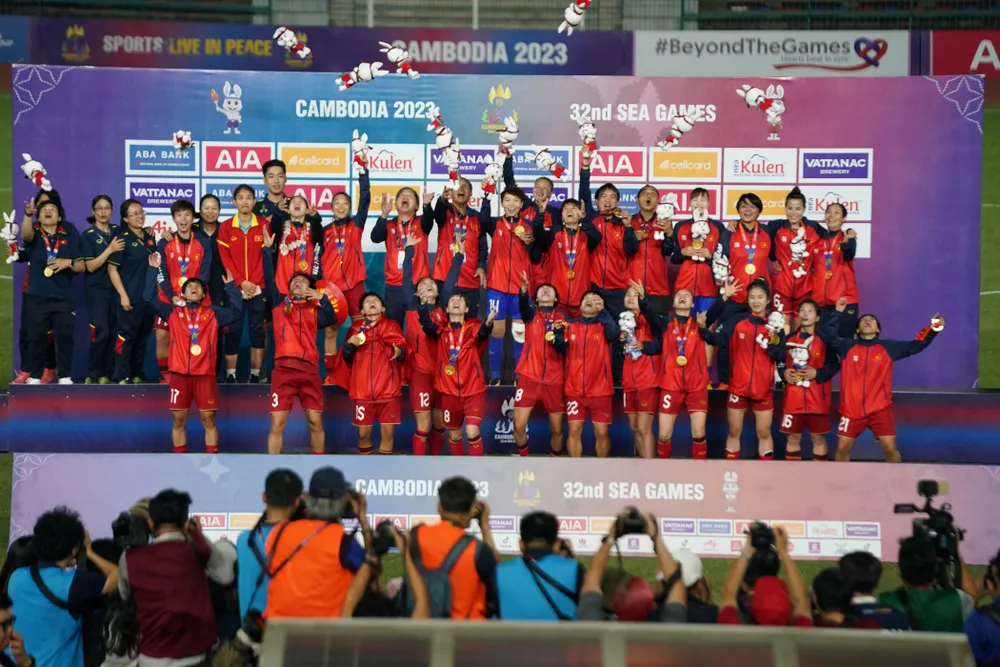 Thúy Nga (thứ 2 hàng trên từ phải qua) trở lại sân nhận huy chương vàng cùng đồng đội sau trận chung kết SEA Games 32 thắng đối thủ quen thuộc Myanmar 2-0. Ảnh: ANH PHƯƠNG.