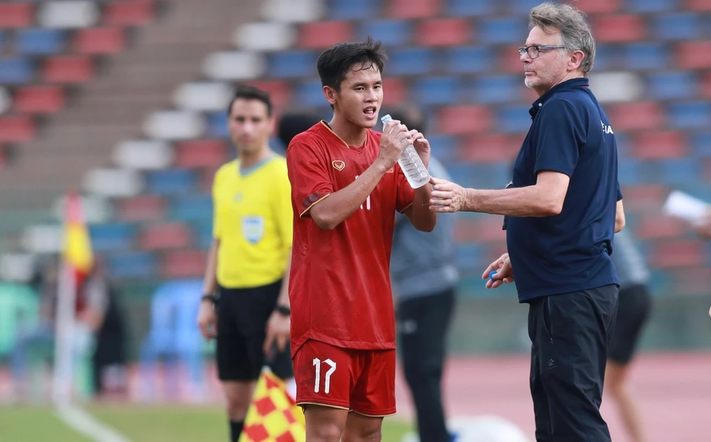 ... và tiếp lửa cho họ trong trận thắng 3-1 mà ông thầy người Pháp tiết lộ Ban huấn luyện đã tập luyện kỹ cho các cầu thủ trẻ. Ảnh: ANH PHƯƠNG.