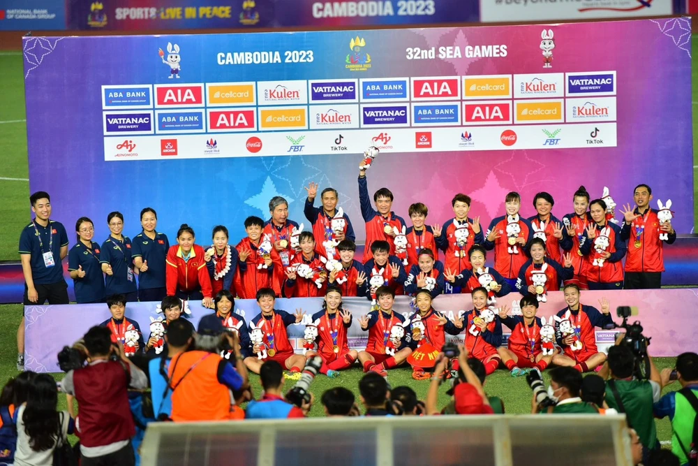 Thầy trò Mai Đức Chung hạnh phúc vì không có đối thủ ở SEA Games trong 8 năm liên tiếp. Ảnh: ANH PHƯƠNG. Thầy trò Mai Đức Chung hạnh phúc vì không có đối thủ ở SEA Games trong 8 năm liên tiếp. Ảnh: ANH PHƯƠNG.