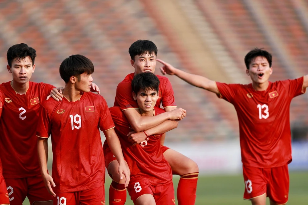 Khuất Văn Khang (8) đào sâu cách biệt 3-0 trước khi U-22 Myanmar có bàn gỡ an ủi vào cuối trận. Ảnh: ANH PHƯƠNG.