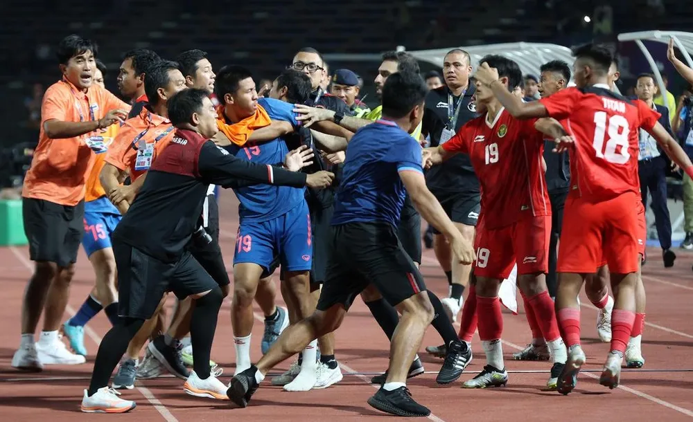 ... và đặc biệt là màn loạn đả giữa cầu thủ hai đội gây tiếng xấu trong trận chung kết SEA Games. Ảnh: ANH PHƯƠNG.