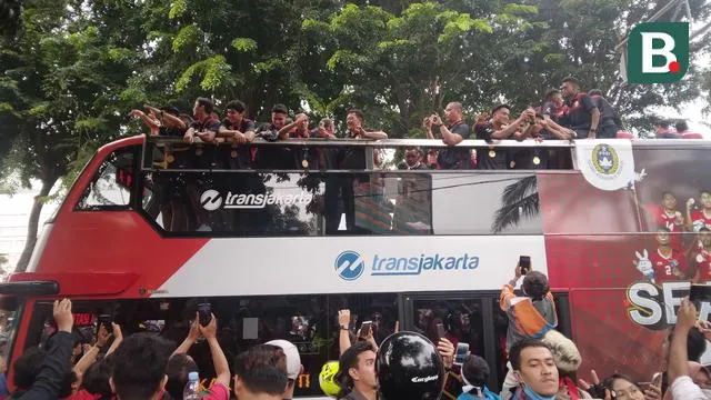 Những người hùng bóng đá trẻ tuổi Indonesia hãnh diện trên xe buýt mui trần diễu hành quanh thủ đô Jakarta...
