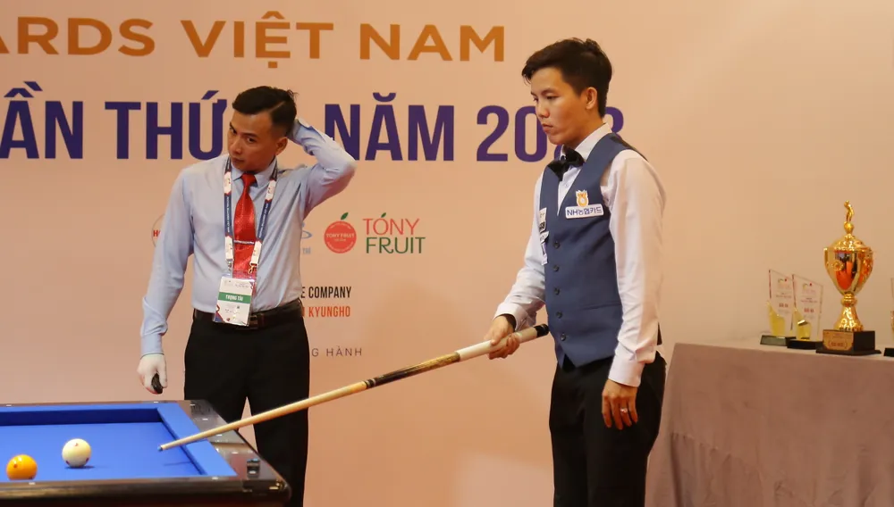 Cơ thủ Phương Linh suy tính đắn đo từng đường bi.