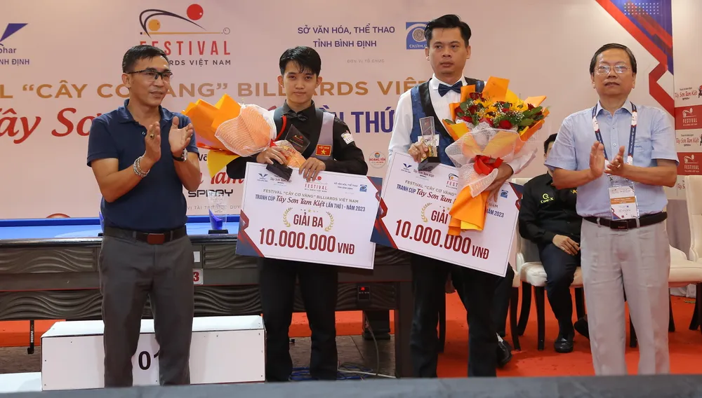 Hai tay cơ Dương Anh Vũ và Chiêm Hồng Thái đồng hạng 3.