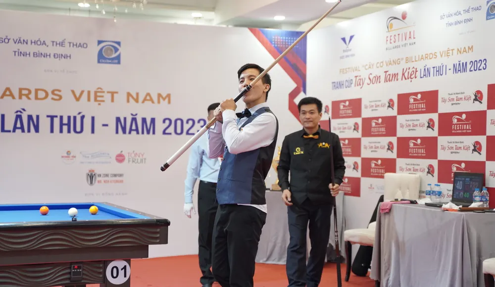 Nụ hôn chiến thắng của nhà vô địch Phương Linh.