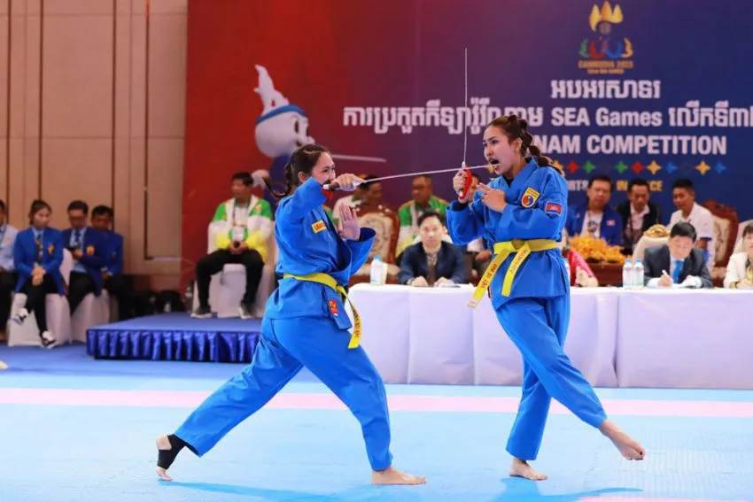 Nữ võ sĩ Rasmey và đồng đội Vovinam Campuchia đã xuất sắc giành ngôi số một ở SEA Games 32 trên sân nhà. Ảnh: ANH PHƯƠNG.