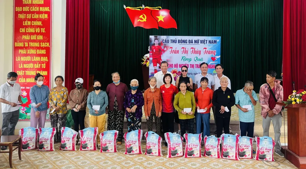 Thùy Trang cảm động việt trên trang cá nhân của mình: "Em trân trọng cảm ơn chị Huỳnh Ngọc Mai Trang đã cùng em trao đến tay những phần quà cho người dân kém may mắn hơn mình. Em cũng như bà con địa phương sẽ luôn trân quý tình cảm của chị dành tặng". Ảnh: CCT. Thùy Trang cảm động việt trên trang cá nhân của mình: "Em trân trọng cảm ơn chị Huỳnh Ngọc Mai Trang đã cùng em trao đến tay những phần quà cho người dân kém may mắn hơn mình. Em cũng như bà con địa phương sẽ luôn trân quý tình cảm của chị dành tặng". Ảnh: CCT.