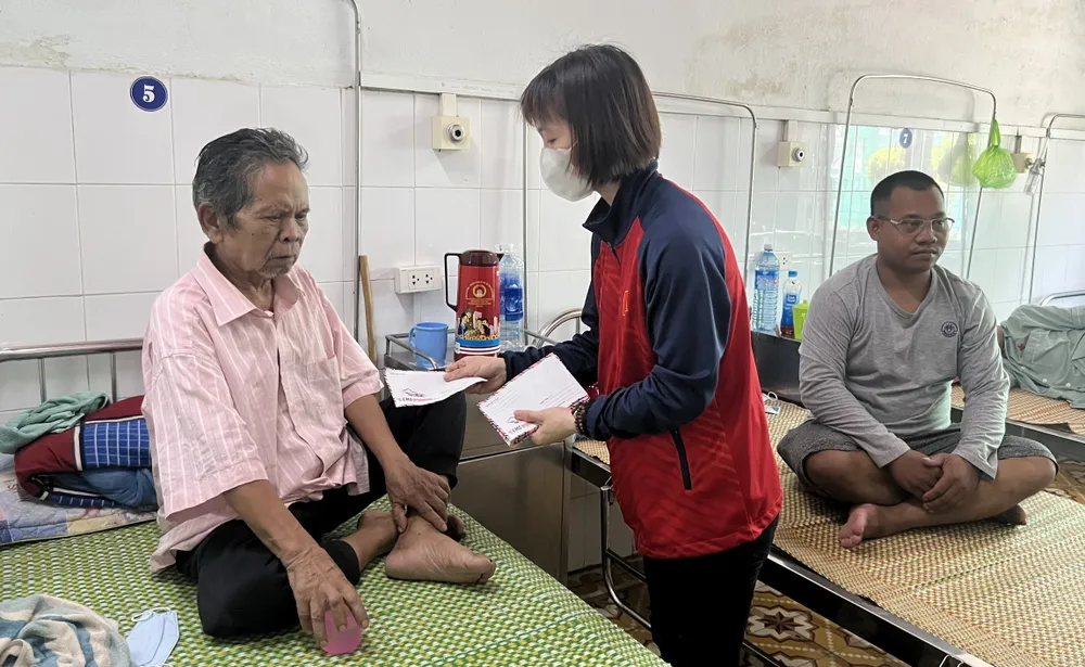 Cô gái nhỏ đi đến từng giường bệnh tặng quà cho bệnh nhân nghèo, lần nào cũng cố giấu đi đôi mắt đỏ hoe để chúc bà con sớm lành bệnh trở về nhà. Cô gái nhỏ đi đến từng giường bệnh tặng quà cho bệnh nhân nghèo, lần nào cũng cố giấu đi đôi mắt đỏ hoe để chúc bà con sớm lành bệnh trở về nhà.