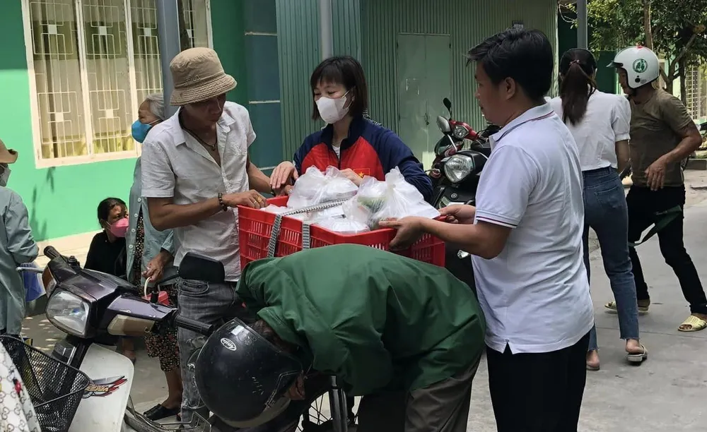 Từ sáng sớm, Thùy Trang đã gói ghém 200 phần cơm, 10 thùng sữa tươi mang đến bệnh viện, chuẩn bị sẵn 25 phần quà cho bệnh nhân ung thư, 14 phần quà cho các hộ dân nghèo. Từ sáng sớm, Thùy Trang đã gói ghém 200 phần cơm, 10 thùng sữa tươi mang đến bệnh viện, chuẩn bị sẵn 25 phần quà cho bệnh nhân ung thư, 14 phần quà cho các hộ dân nghèo.