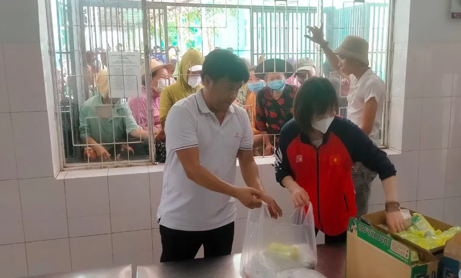 Trang tự tay chia sẻ mỗi phần gồm một hộp cơm sườn và những hộp sữa cho các bệnh nhân lẫn người nhà có hoàn cảnh khó khăn. Trang tự tay chia sẻ mỗi phần gồm một hộp cơm sườn và những hộp sữa cho các bệnh nhân lẫn người nhà có hoàn cảnh khó khăn.