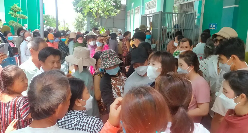 Thùy Trang cùng gia đình và những người bạn đến bệnh viện phía Bắc Quảng Nam từ sớm ngày 20-5. Đông đảo bà con xúm xít nghe Trang kể chuyện giành vàng trên đất Campuchia. Thùy Trang cùng gia đình và những người bạn đến bệnh viện phía Bắc Quảng Nam từ sớm ngày 20-5. Đông đảo bà con xúm xít nghe Trang kể chuyện giành vàng trên đất Campuchia.