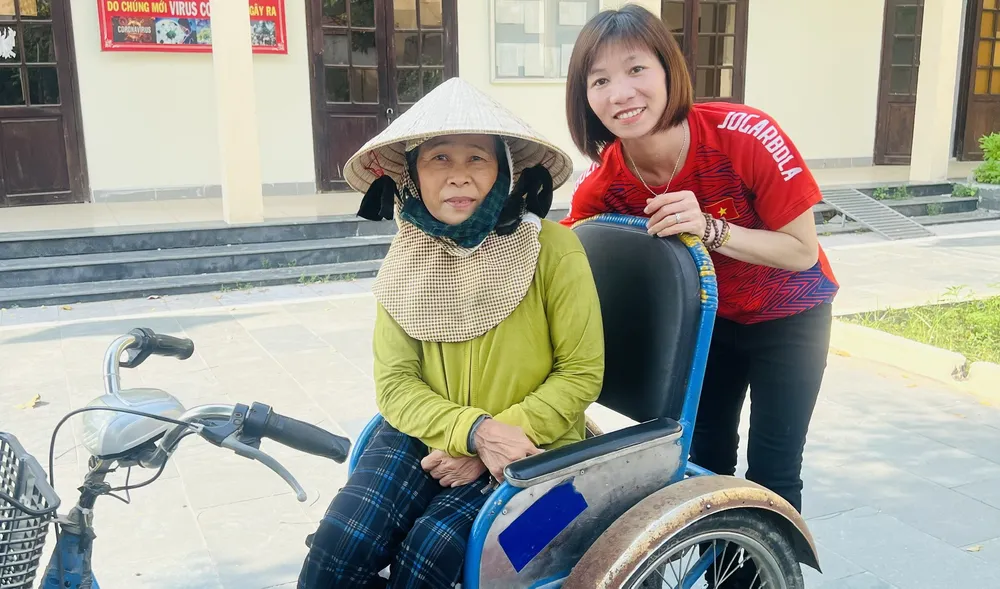 Gặp gỡ tặng quà bà con nghèo suốt một ngày, cô gái Thùy Trang có tấm lòng vàng lại vội vã trở lại những buổi miệt mài luyện tập và hội quân tuyển nữ Việt Nam ngày 22-5 tiếp tục chuẩn bị cho vòng chung kết World Cup 2023 diễn ra vào giữa tháng 7 tại New Zealand. Gặp gỡ tặng quà bà con nghèo suốt một ngày, cô gái Thùy Trang có tấm lòng vàng lại vội vã trở lại những buổi miệt mài luyện tập và hội quân tuyển nữ Việt Nam ngày 22-5 tiếp tục chuẩn bị cho vòng chung kết World Cup 2023 diễn ra vào giữa tháng 7 tại New Zealand.