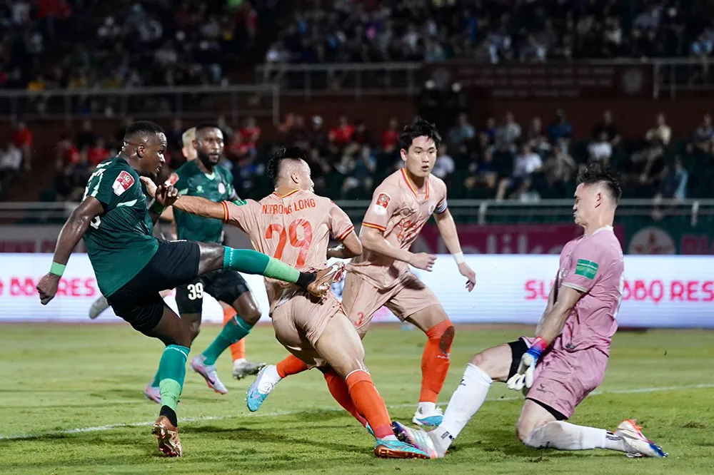 CLB TP.HCM lại chìm trên sân nhà ở trận thua Công an Hà Nội 3-5. Ảnh: VPF.