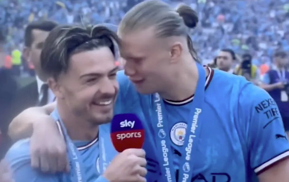 Haaland văng tục đùa với Grealish trên sóng truyền hình trực tiếp bị người hâm mộ Man United phản ứng dữ dội. Ảnh: GETTY.