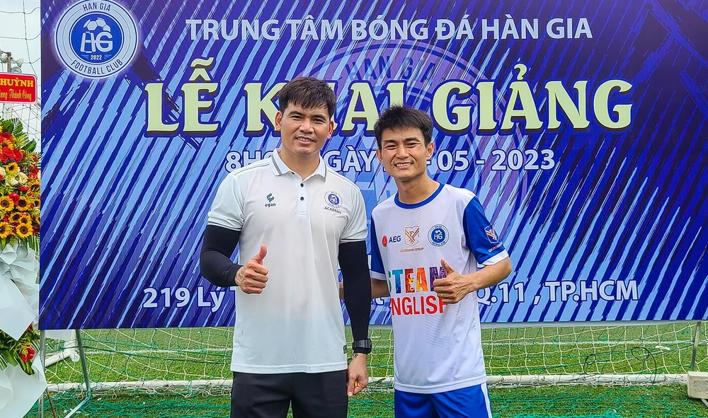 Ngôi sao tâng bóng nghệ thuật Free Style Phạm Trọng Thy chung vui với đàn anh Quang Thanh và khẳng định, nhiều bạn nhỏ cứ hỏi mình hè này tập đá bóng ở đâu để sở hữu những kỹ năng như mình, thì còn ngần ngại gì không đến Hàn Gia Academy học hỏi cựu tuyển thủ quốc gia.