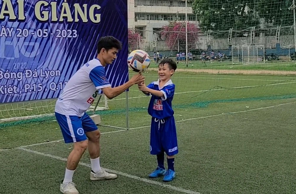 Phạm Trọng Thy là một gương mặt chơi bóng nghệ thuật yêu thích của các em nhỏ còn sáng tác câu vè hài hước về Hàn Gia: "Cơ sở vật chất đầy đủ, sinh hoạt tập thể rất quy củ, tập giỏi thì thành siêu cầu thủ, còn không cũng sớm thành phủi thủ".