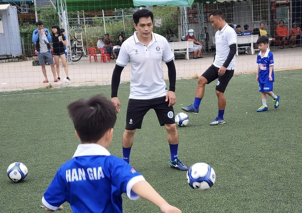 Chân sút Huỳnh Hữu Đạo từng khoác áo CA TP.HCM, Ngân hàng Đông Á nắn nót tỉ mỉ từng cú sút vỡ lòng đến nâng cao cho cầu thủ nhí.