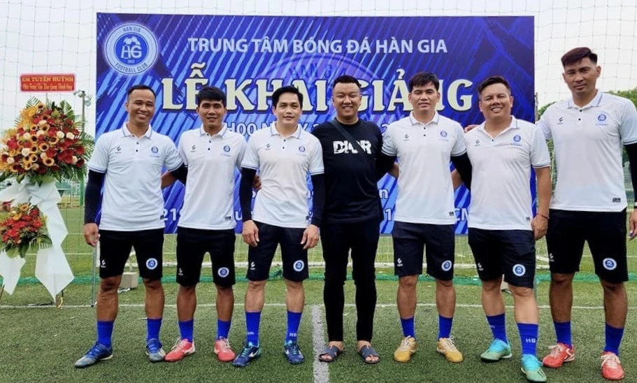 Các huấn luyện viên của Học viện bóng đá Hàn Gia quy tụ những gương mặt dày dạn kinh nghiệm và quen thuộc với làng bóng Việt Nam.