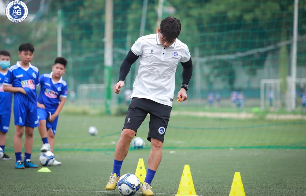 Cầu thủ ghi bàn đầu tiên cho đội tuyển quốc gia ở Asian Cup 2007 vào lưới UAE trầm tĩnh và hiền lành ở ngoài đời nhưng rất năng nổ, hoạt bát thị phạm cho các học trò nhí...