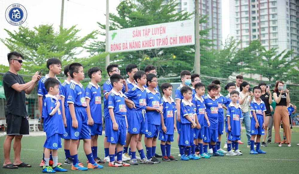 Các phụ huynh và học viên hào hứng trong ngày khai giảng của Hàn Gia Academy ở sân tập Năng khiếu TP.HCM, số 219 Lý Thường Kiệt, phường 15, Quận 11.