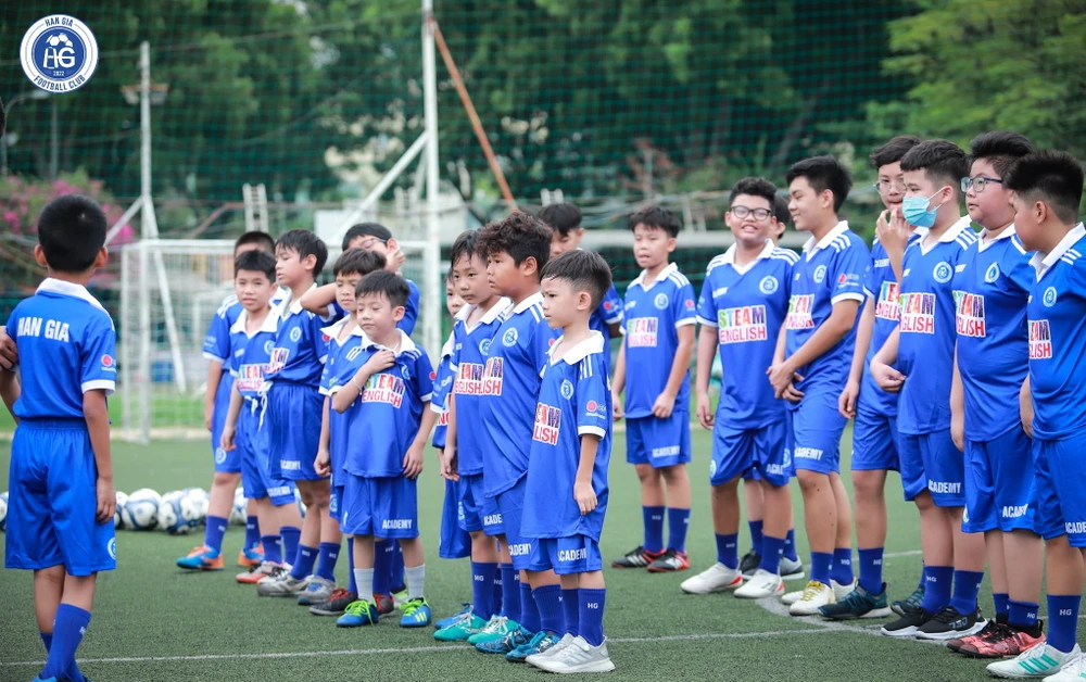 Các học viên nhí lứa tuổi từ 7 đến 14 vui khỏe ở lớp học bóng đá chuyên nghiệp với cựu tuyển thủ Quang Thanh và những người bạn tâm huyết.